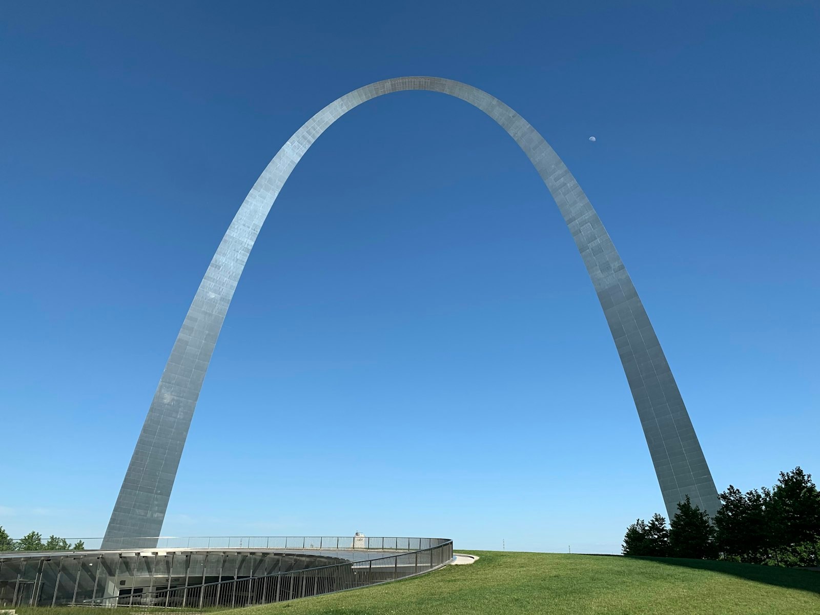 The Gateway Arch in St. Louis against a clear blue sky.